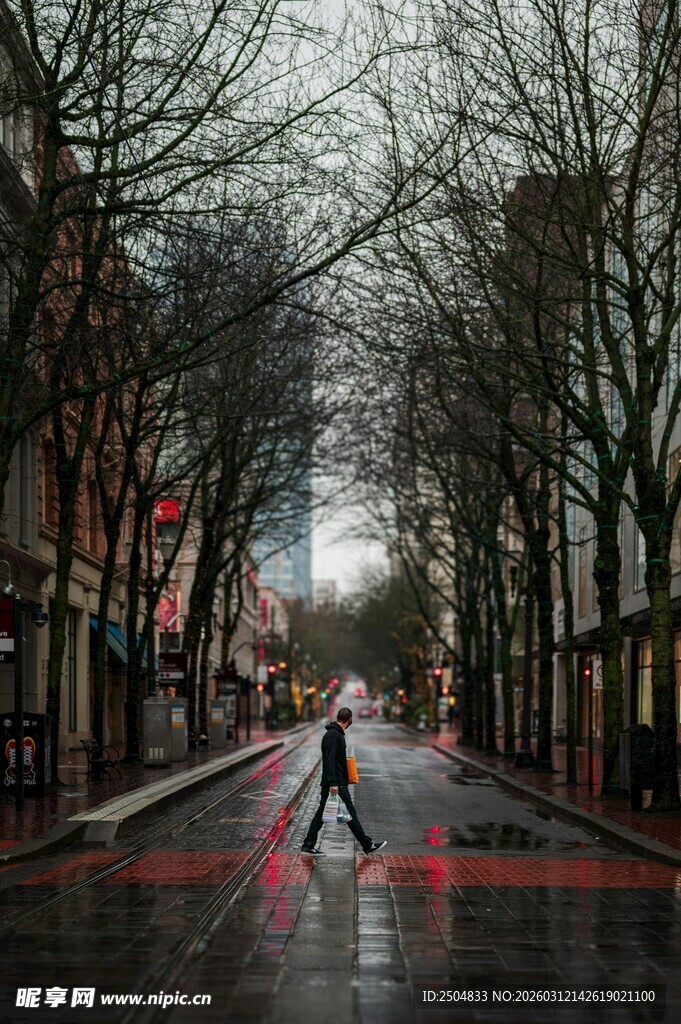 雨中行人漫步街道