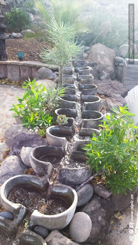 石砌流水景观 绿植点缀