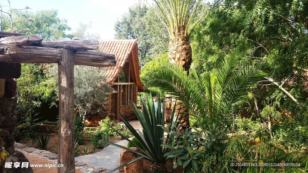 户外木质凉亭与绿植景观