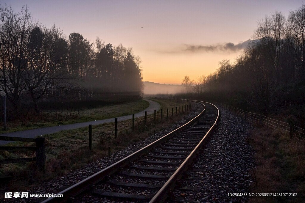 黄昏下的静谧铁轨