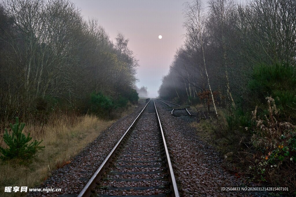 雾中延伸的孤寂铁路