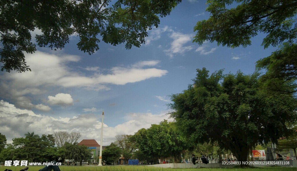 公园湖畔绿树蓝天美景