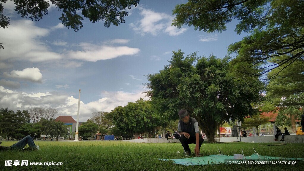 公园草地瑜伽场景