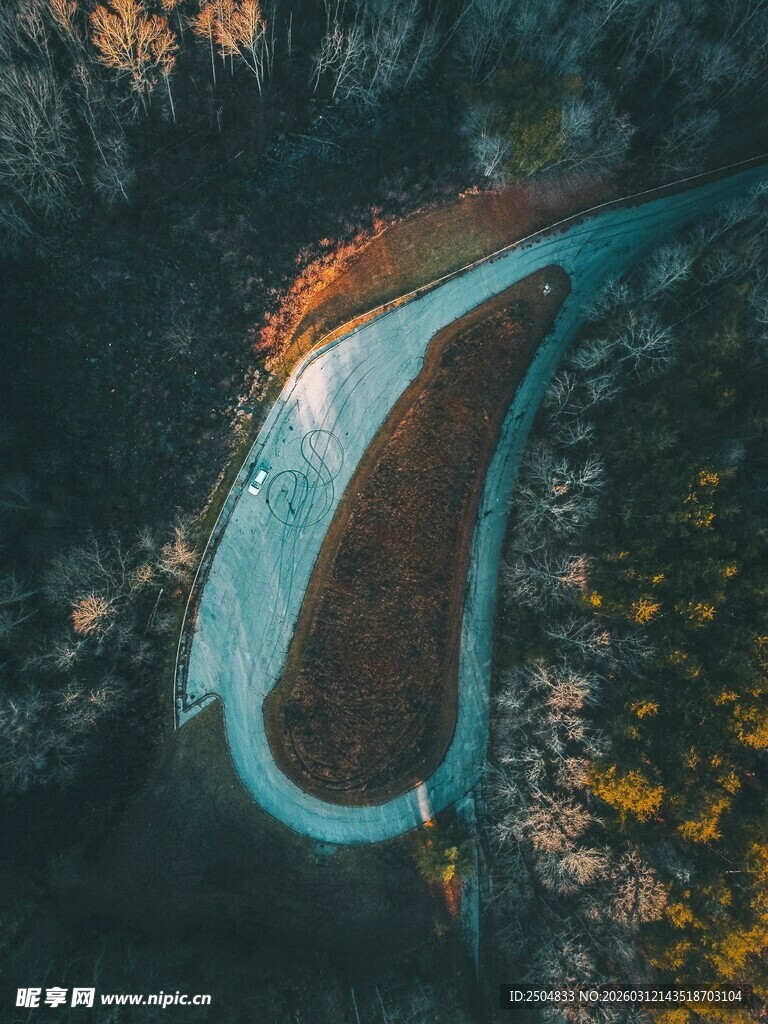蜿蜒蓝河穿行于山林间