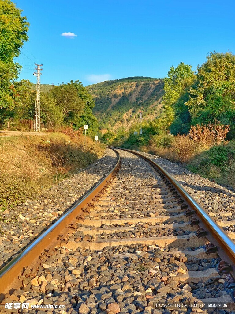延伸向远方的铁路轨道