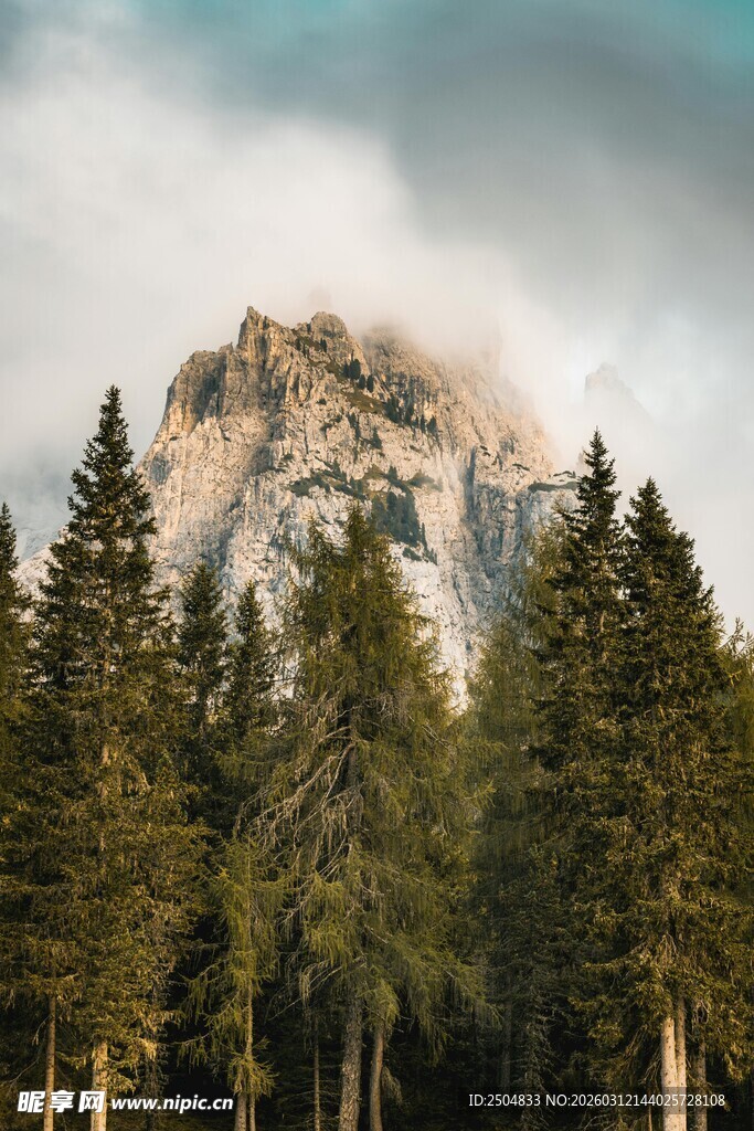 山林间云雾缭绕的巍峨山峰