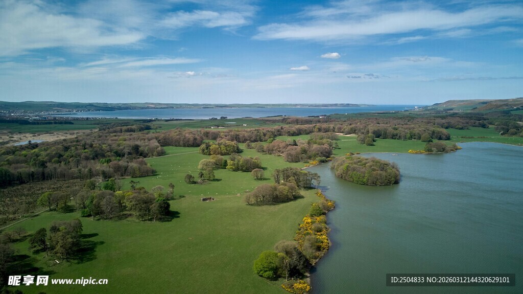 湖畔绿野风光俯瞰图