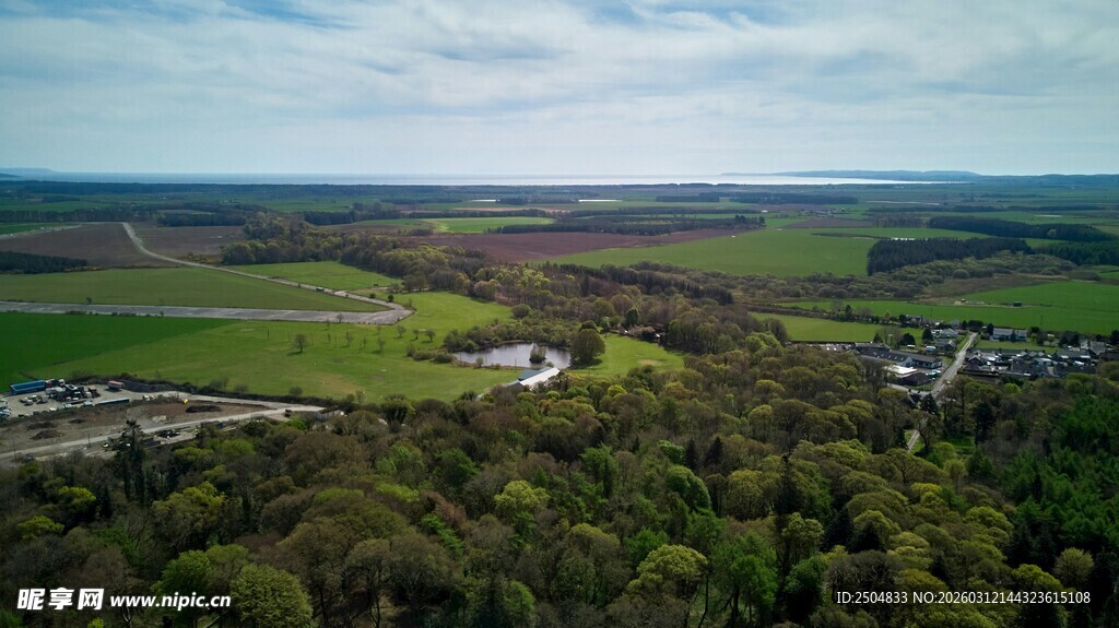 俯瞰广袤绿野与葱郁树林