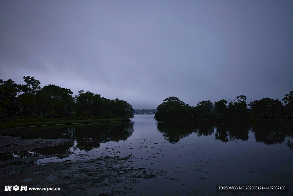 黄昏湖畔静谧景象