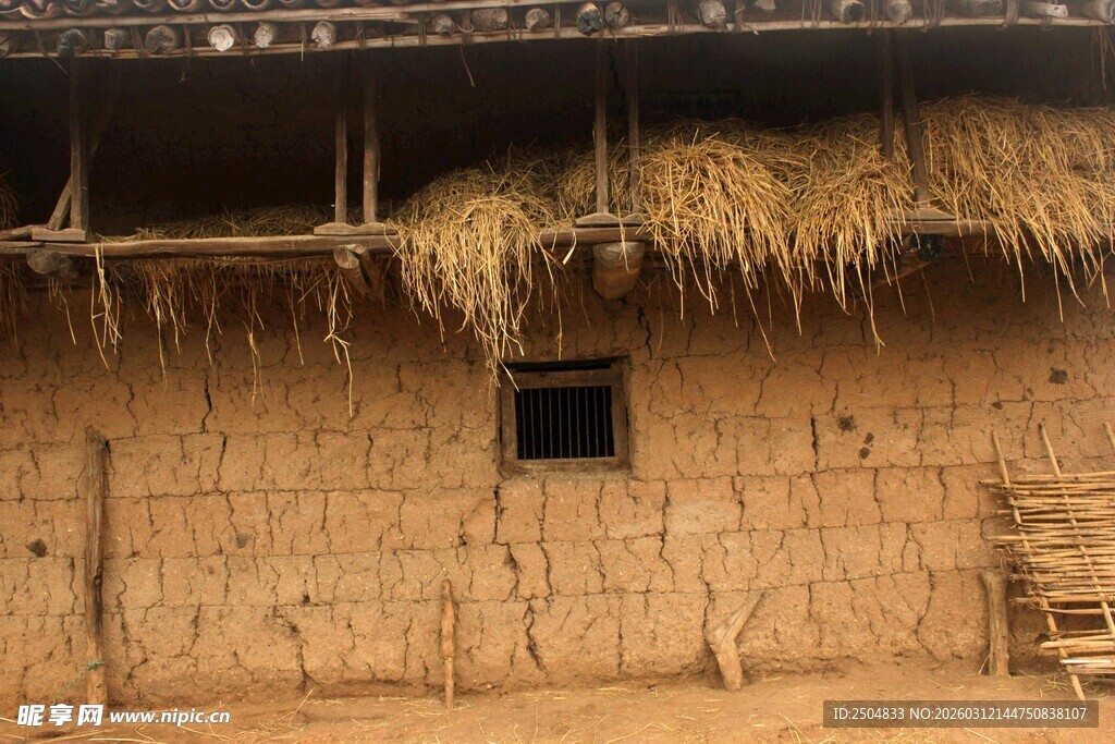 乡村土墙草顶的古朴小屋