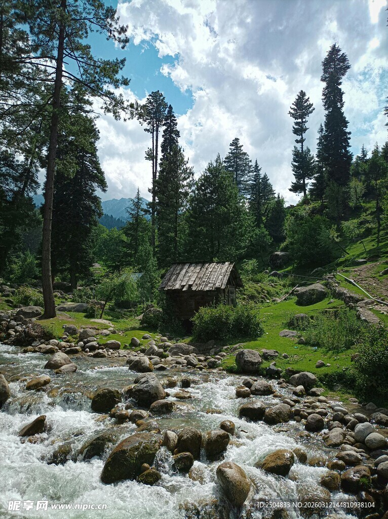 山间溪流旁的静谧小屋