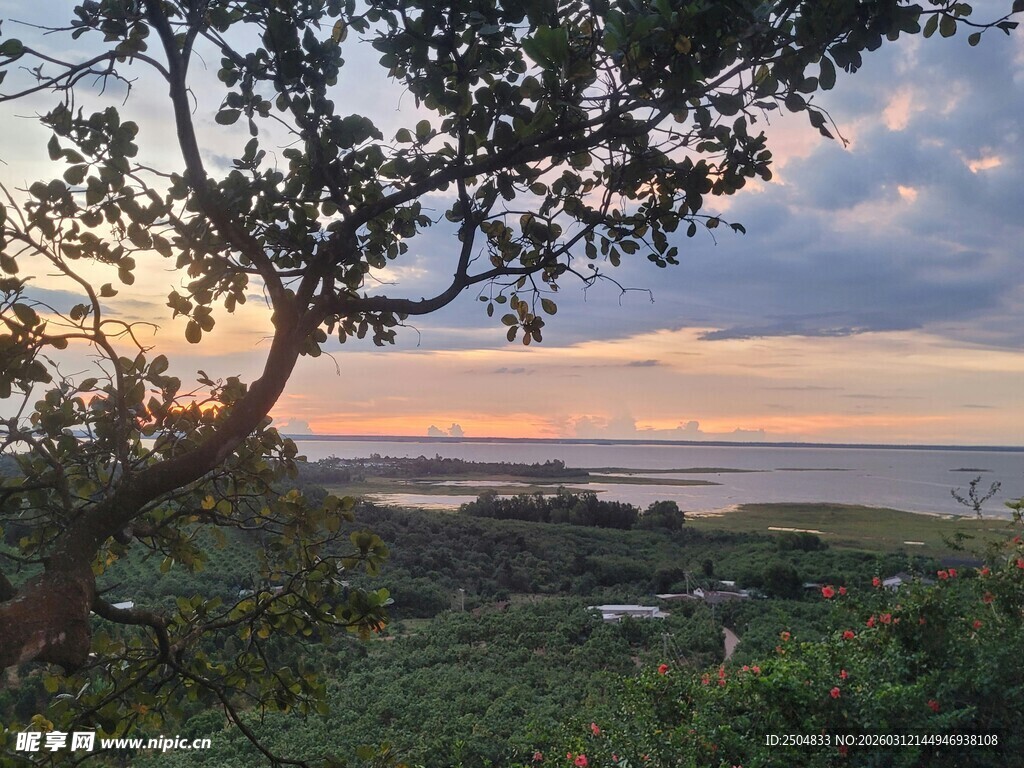 日落时分的自然风景