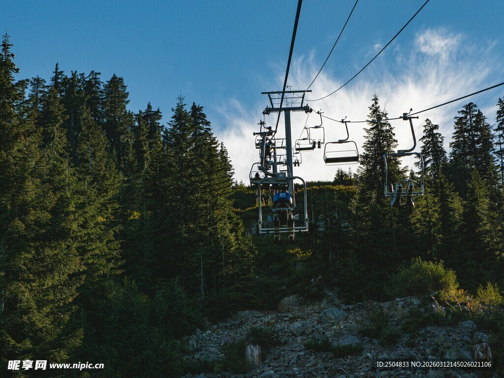 山林间的索道缆车
