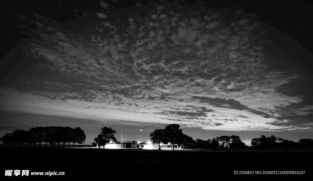 黑白夜幕下的帐篷景观