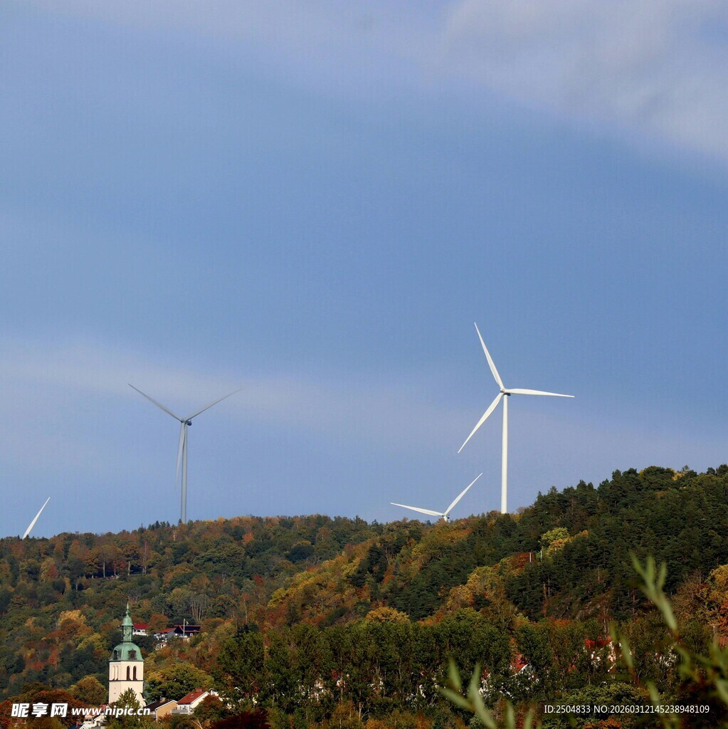 秋日山间的风力发电机组