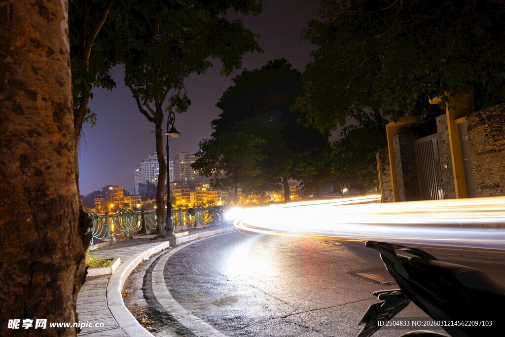 夜晚街道的光影骑行瞬间