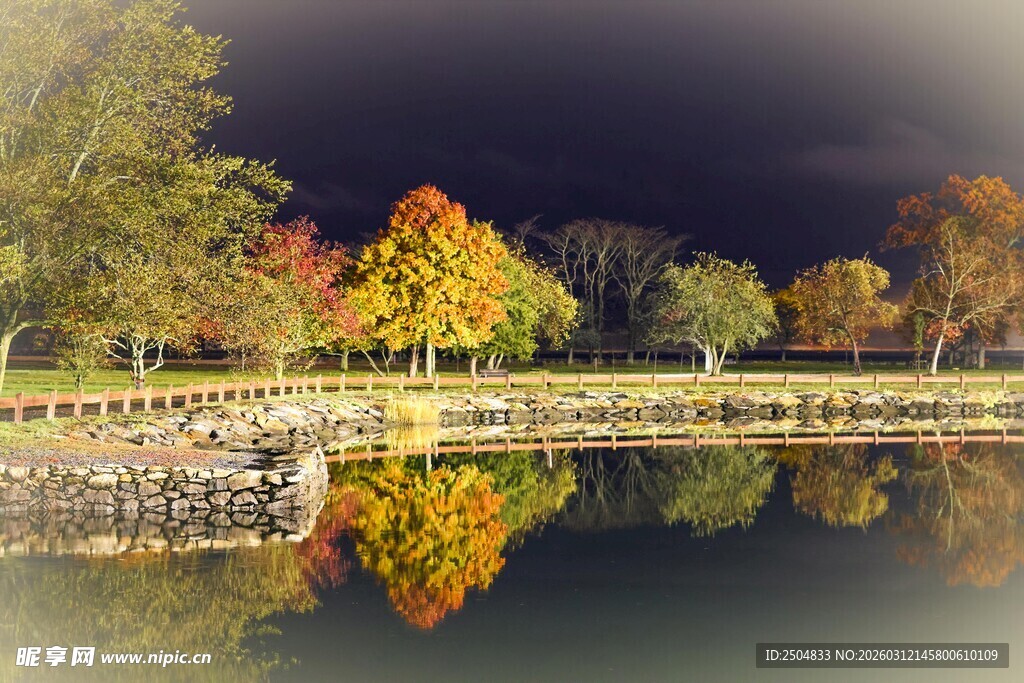 秋夜湖畔美景