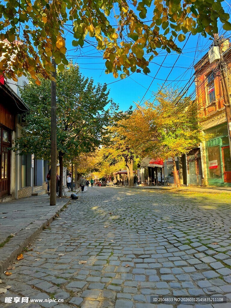 秋日阳光下的古朴街道