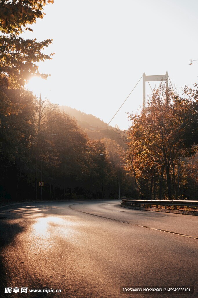 夕阳下路与桥的美丽景致