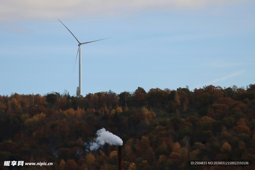 秋日山丘上的风力发电机