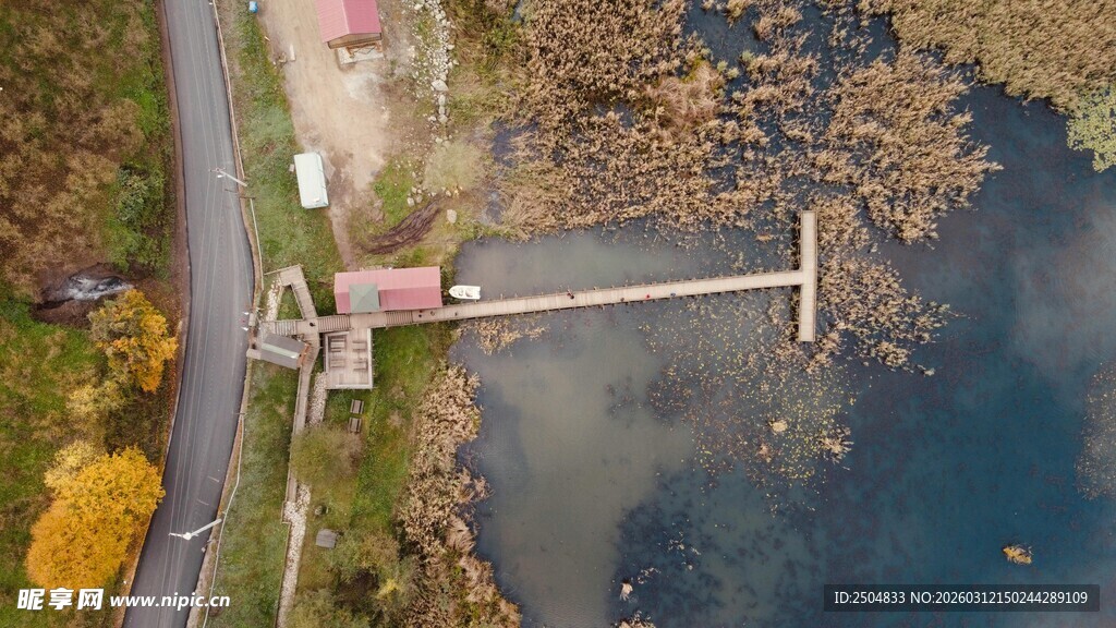 俯瞰湖畔栈桥秋日景致