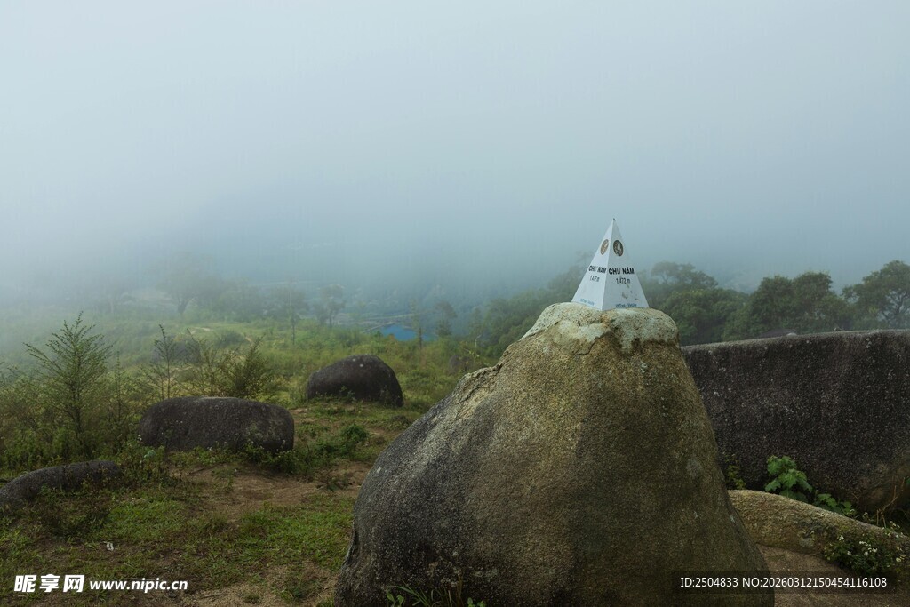 雾中孤石上的小塔