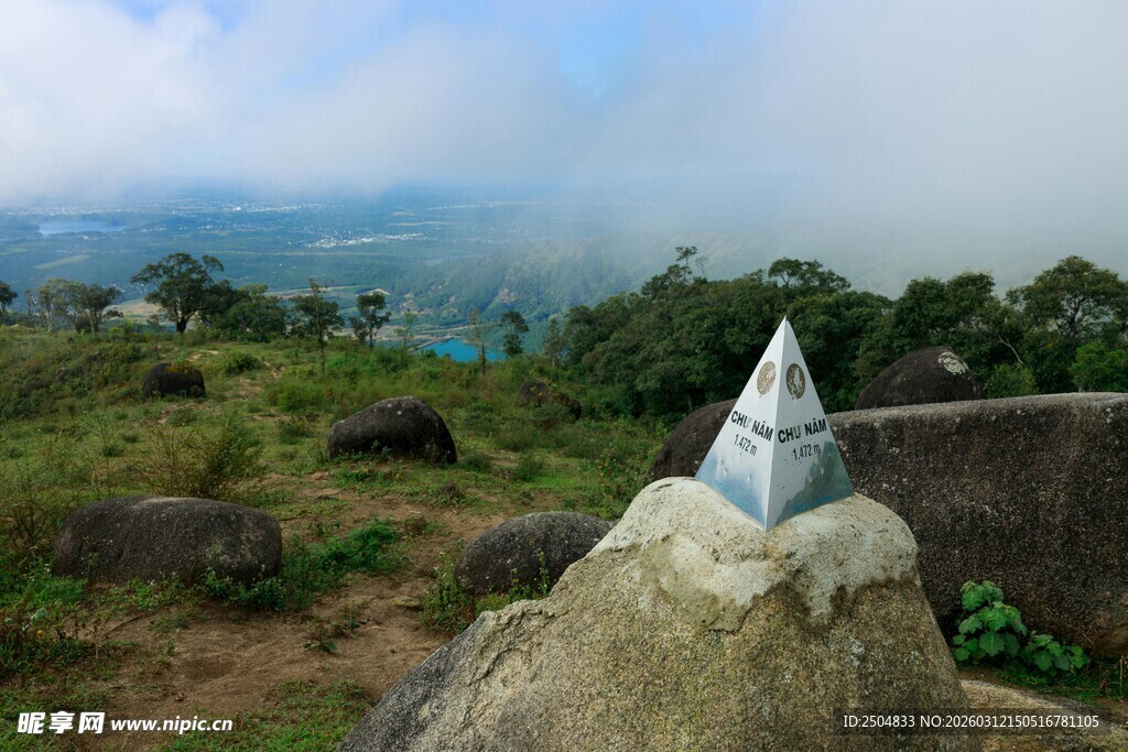 山顶三角点俯瞰广阔景致