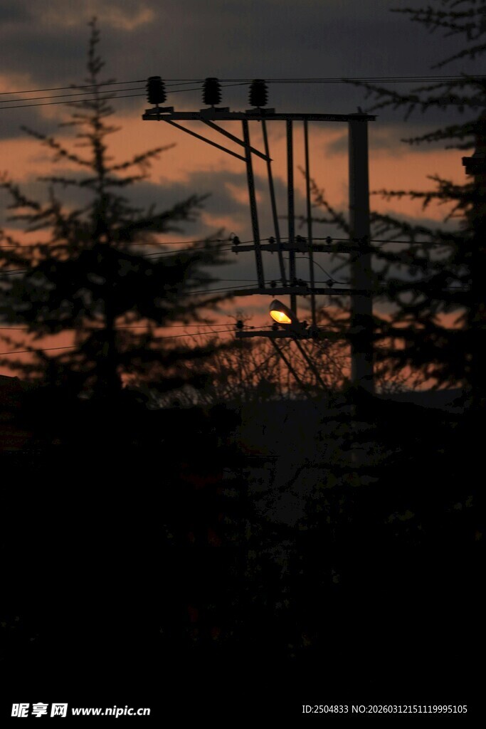 黄昏下的电力设施剪影