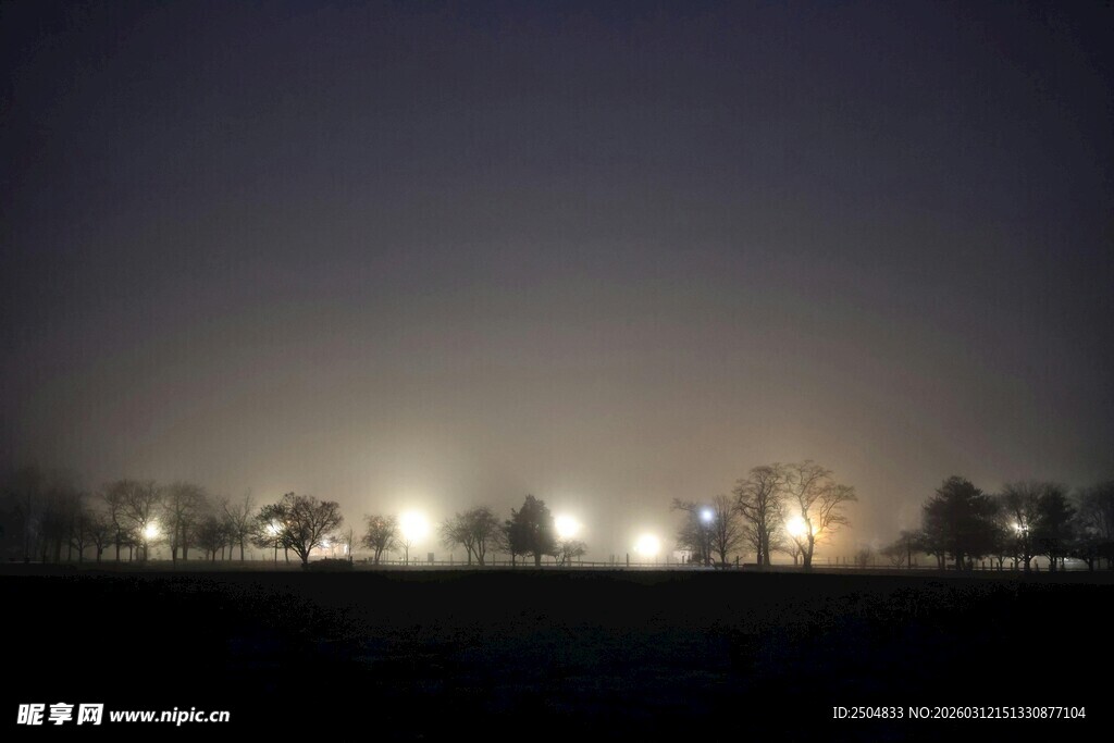 夜幕下的城市灯光景观