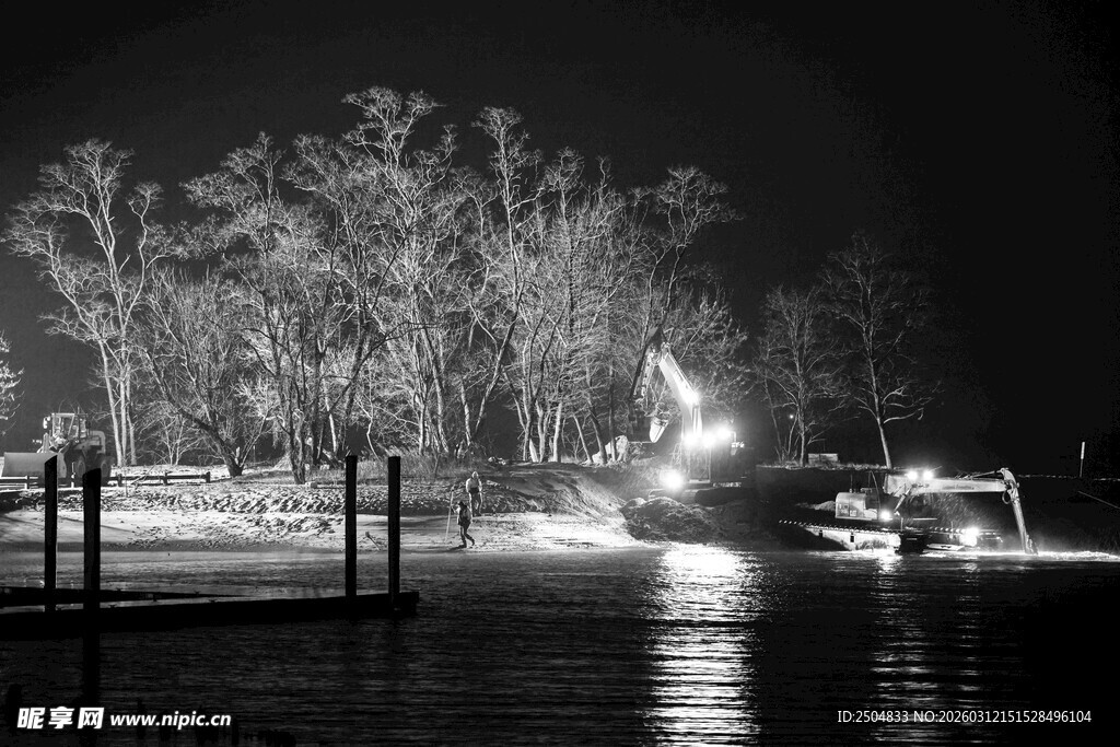夜晚湖边光影景象