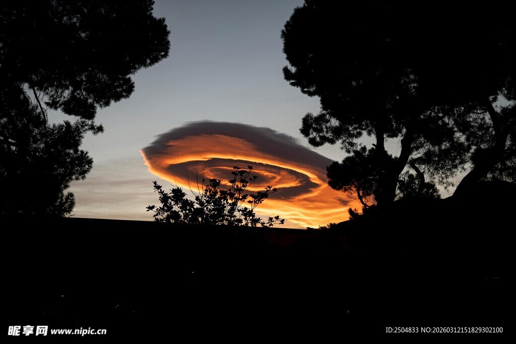 夕阳下的奇特飞碟景观