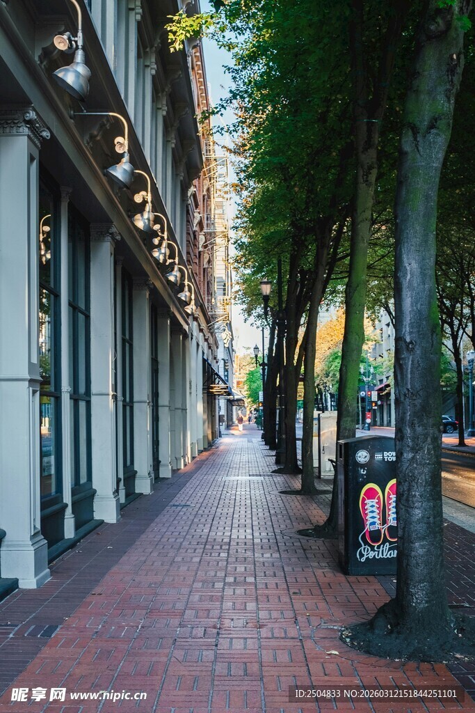 城市街道的静谧人行道