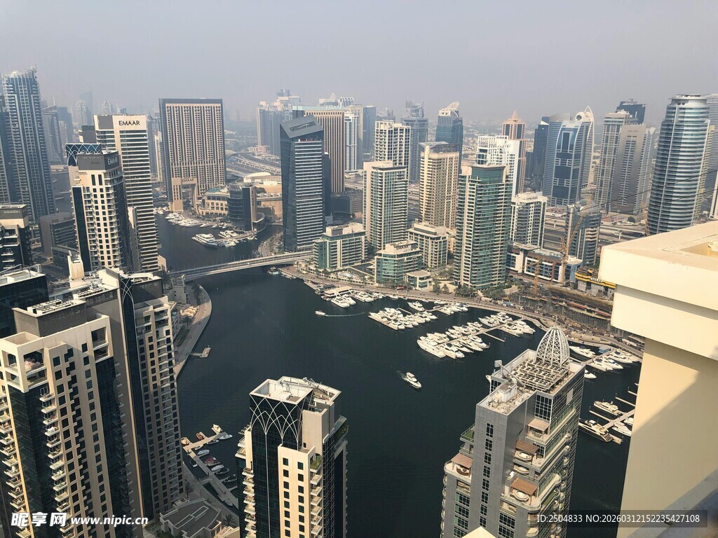 俯瞰繁华都市滨水建筑群