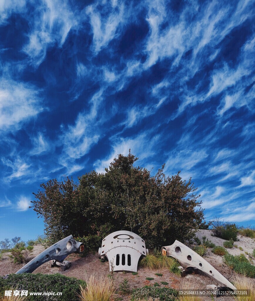 蓝天下的独特房屋与吉他