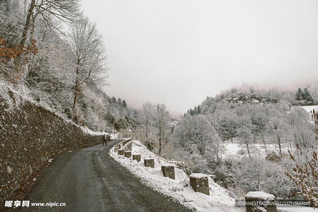 冬日雪覆山路美景