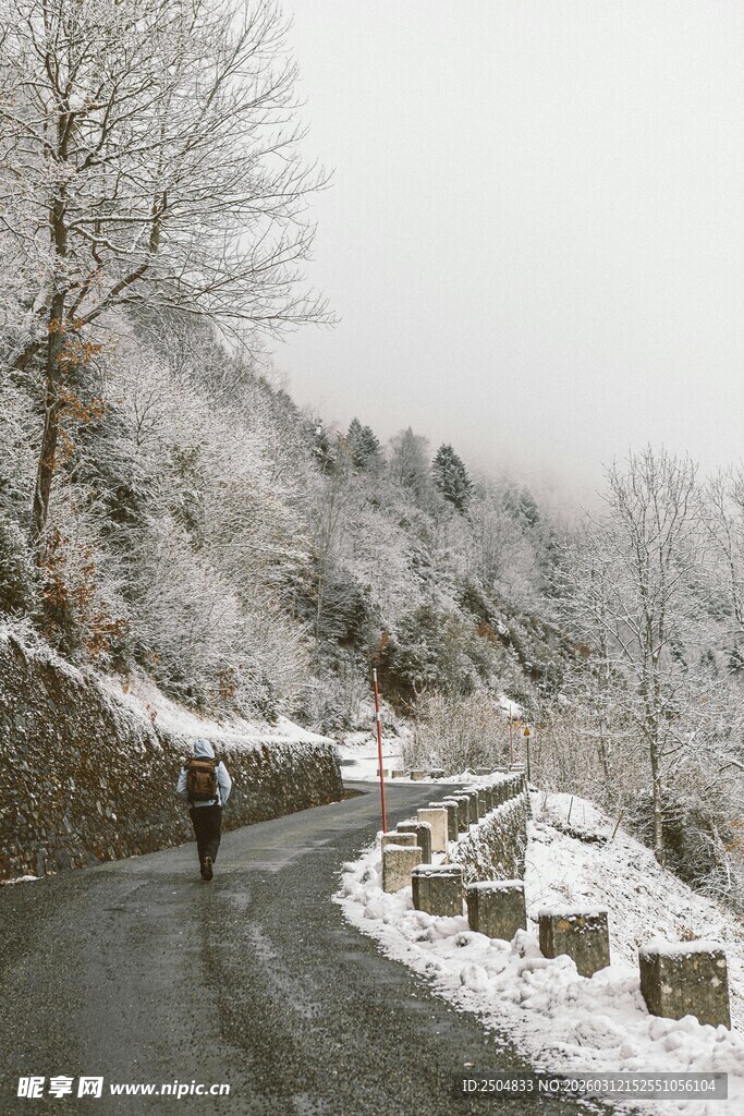 雪后山间独行路