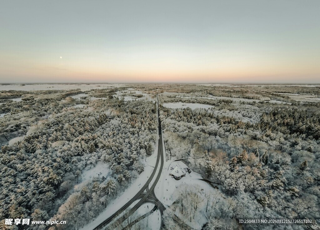 冬日雪覆道路全景风光