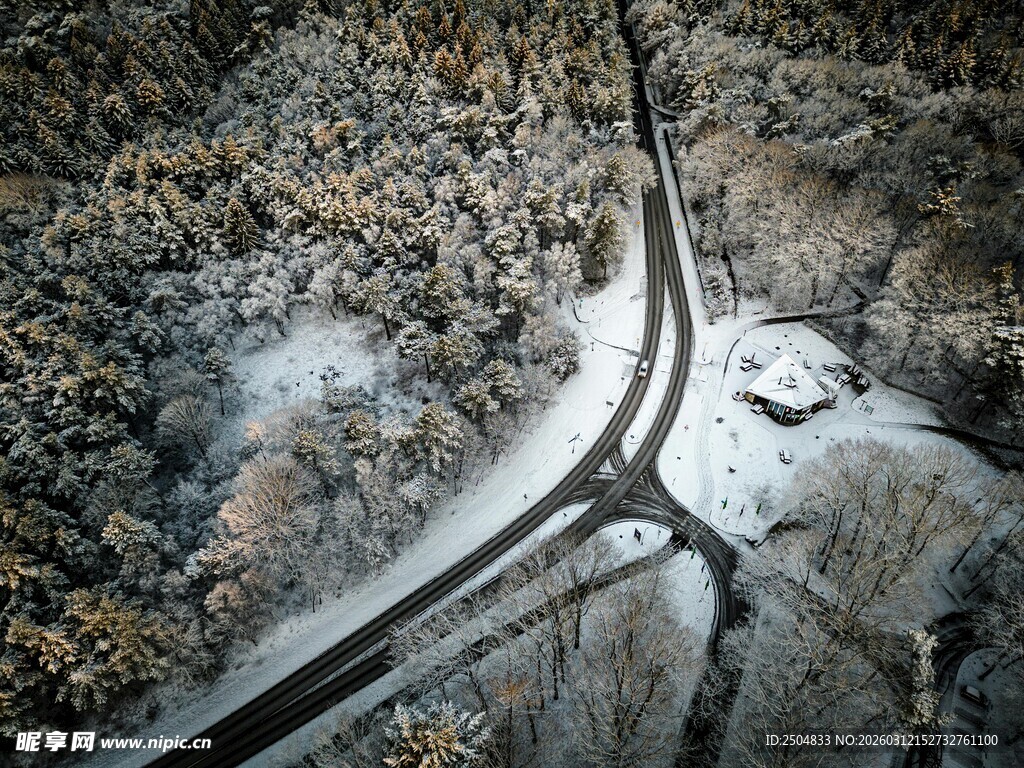 俯瞰冬日交错的公路景观