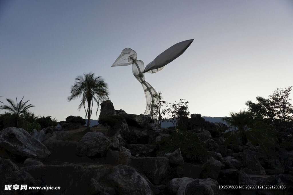 户外岩石上的奇特飞行装置
