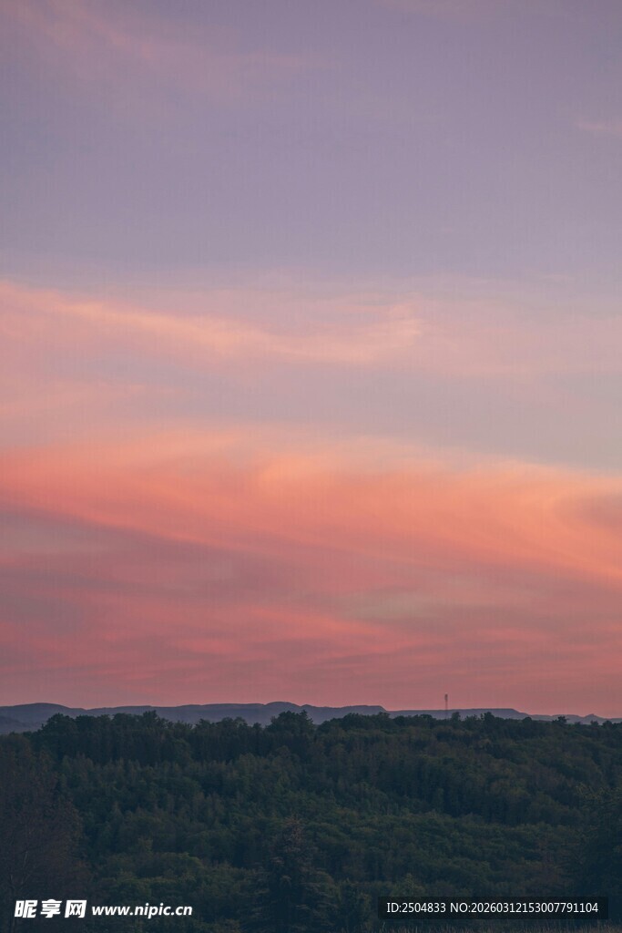 黄昏时分的绚烂天空景色
