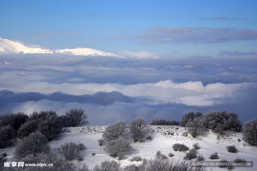 雪覆山峦 云海蓝天美景