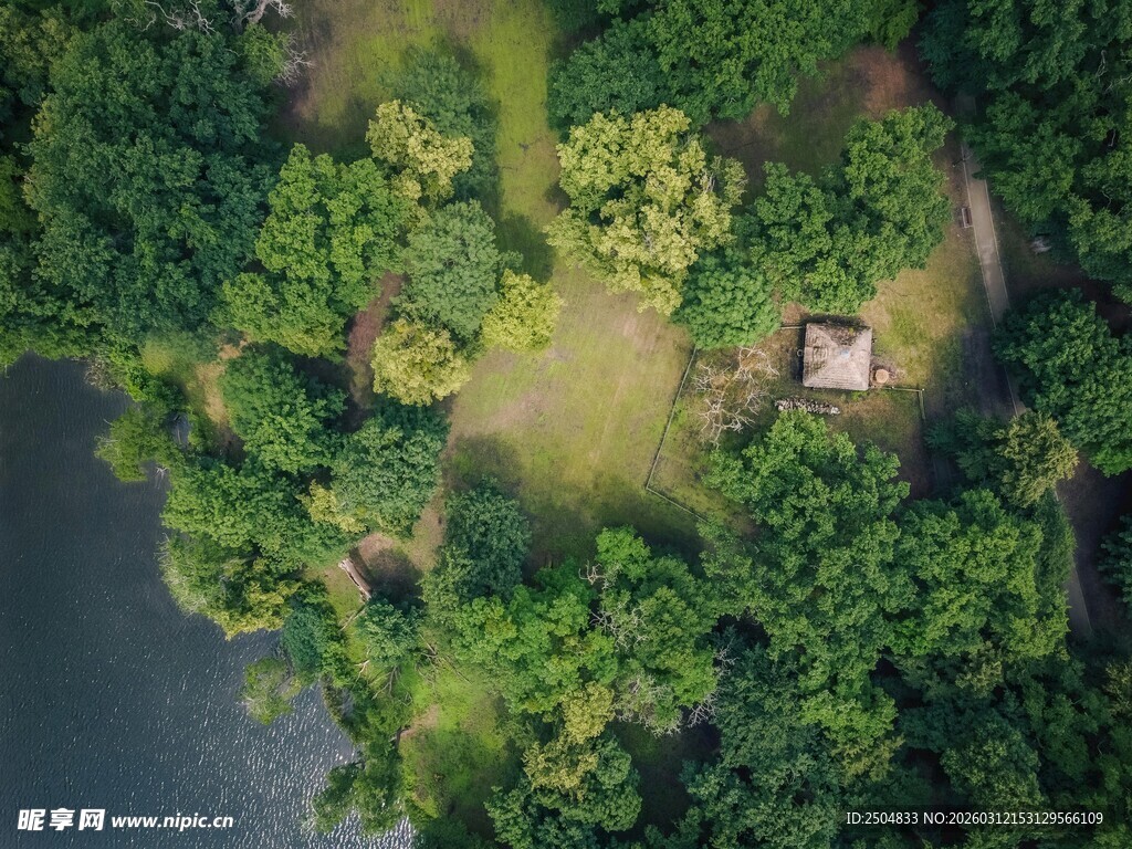 湖畔绿意盎然的静谧小屋