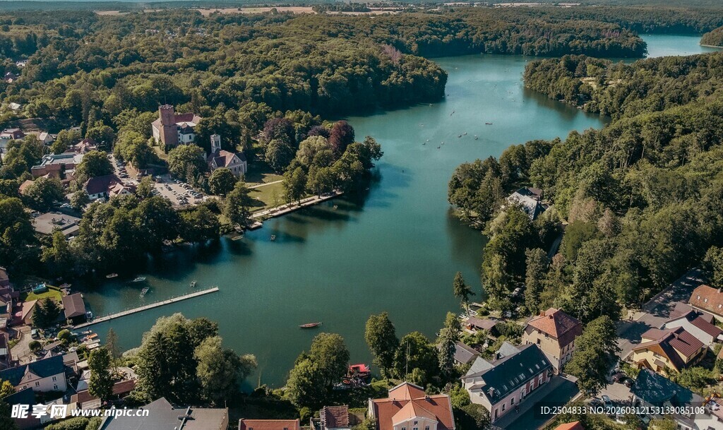 河畔小镇风光鸟瞰