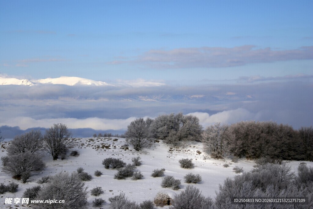 雪覆山林 远山脉脉