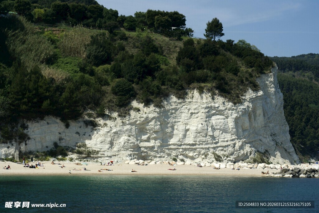 白色悬崖下的宁静海滨