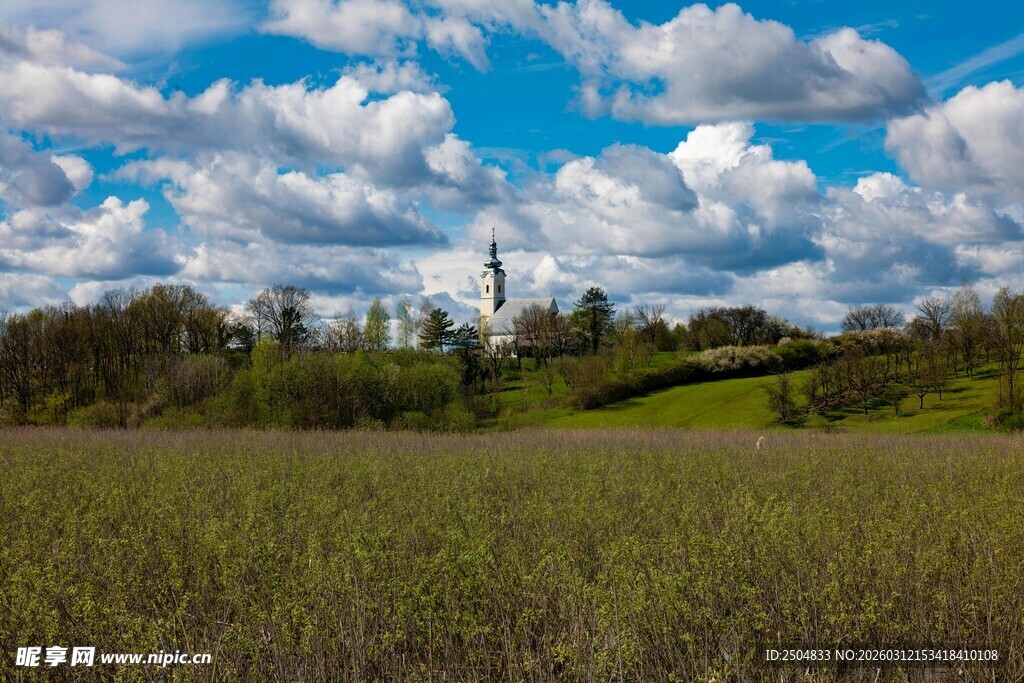草原上的蓝天与远处建筑