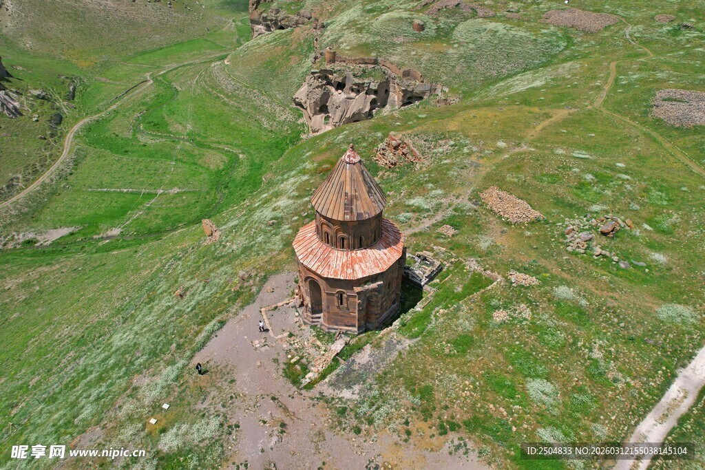 俯瞰古老独特的尖顶建筑