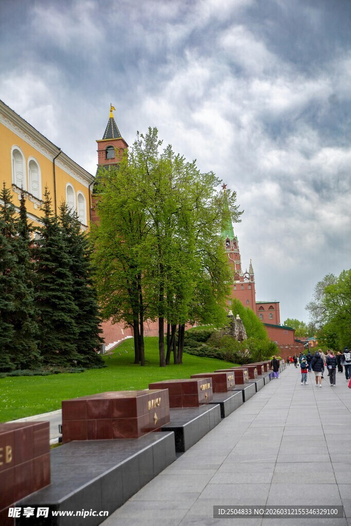 莫斯科街景 绿树红墙相映