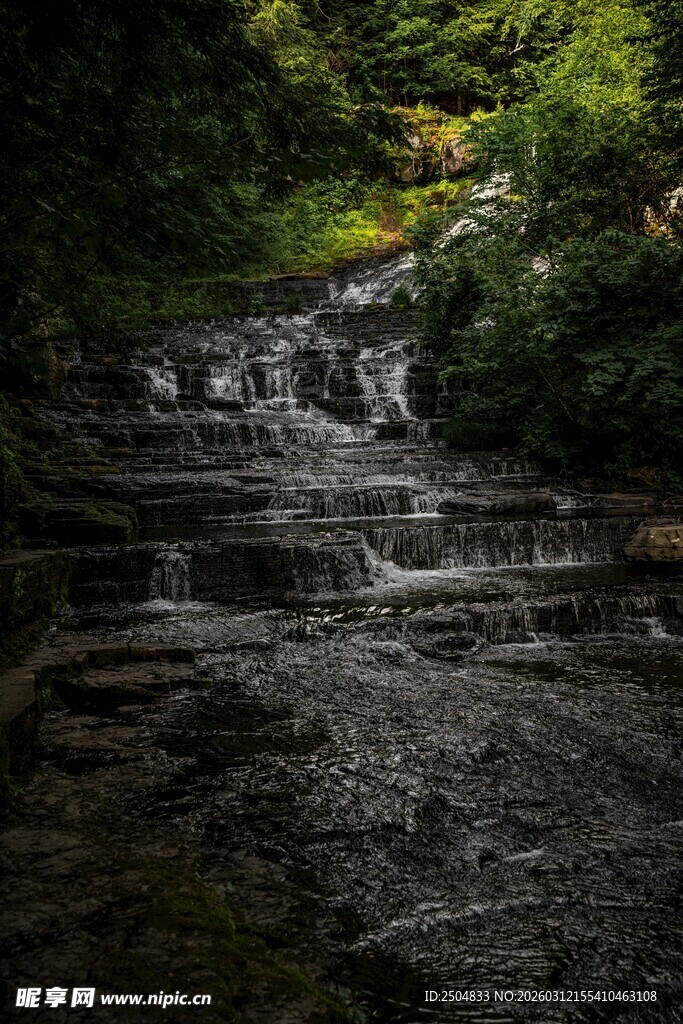 山间溪流瀑布自然美景