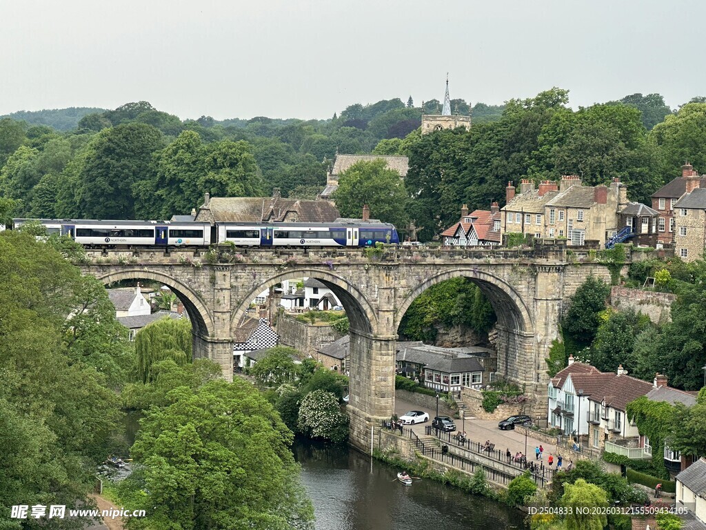 河畔石桥上行驶的列车